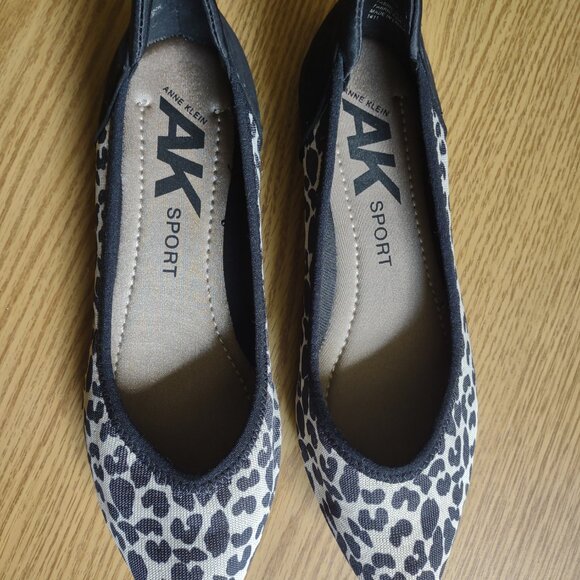 Anne Klein AK Sport leopard print fabric flats - EUC - size 8.5 - Picture 2 of 9